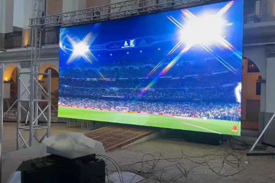 La Municipalidad de Mixco había colocado pantallas gigantes para que los vecinos pudieran ver los partidos del Mundial 2026. (Foto: Captura de video)