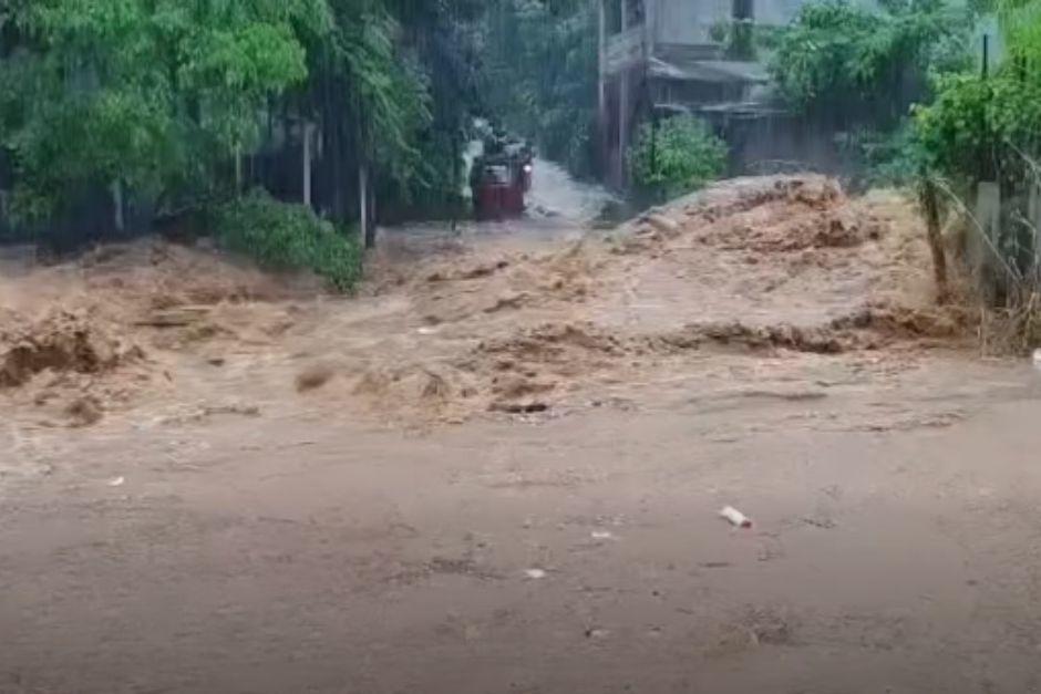 Ríos han crecido y desbordamientos afectan viviendas y carreteras en San Marcos. (Foto: Captura de video)