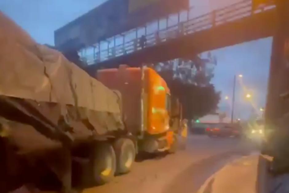 Autoridades de tránsito trabajan para liberar el paso. (Foto: Captura de video)