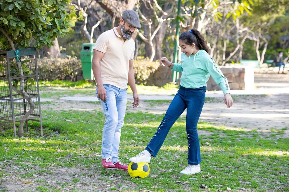 Las actividades al aire libre ayudan a los niños a despejarse del encierro de la casa y la escuela. (Foto: Shutterstock)