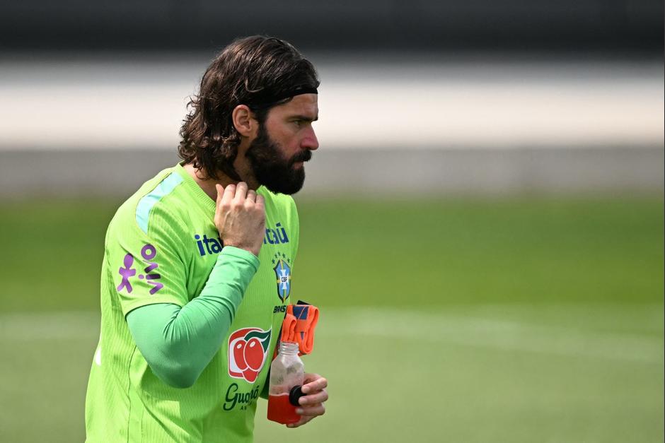 El portero brasileño Alisson durante la sesión de entrenamiento de Brasil en las instalaciones de Columbia Park en Morristown, Nueva Jersey. (Foto: AFP)
