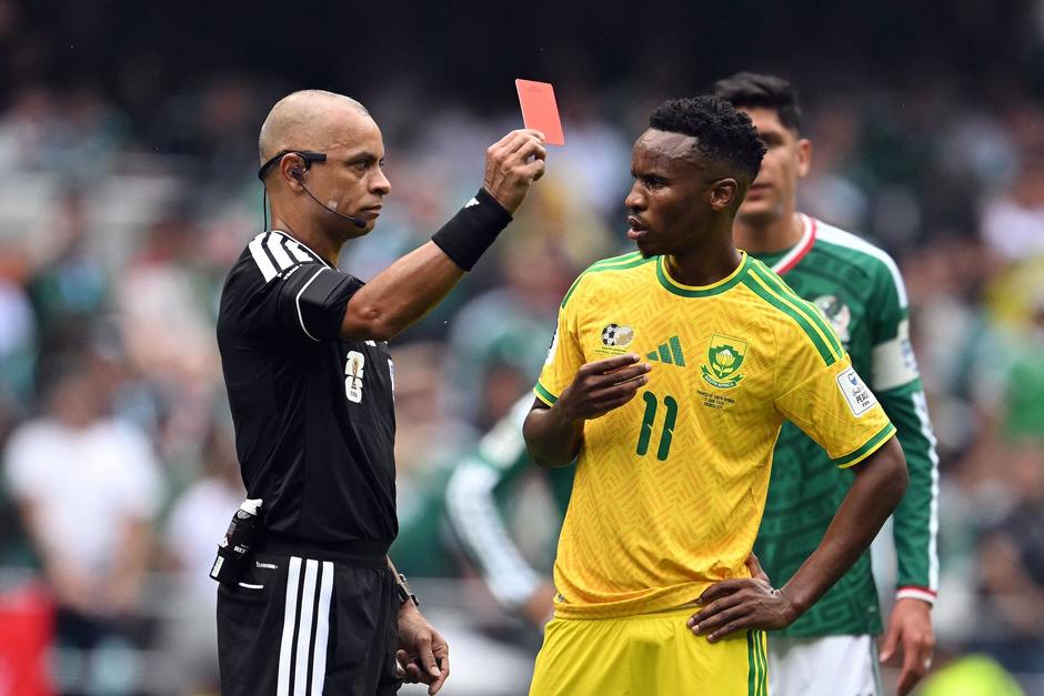 El encuentro lo dirigió el brasileño Sampaio, quien debutó internacionalmente en 2013. (Foto: AFP)
