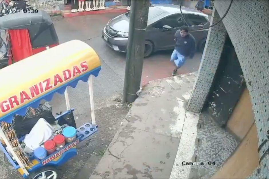 El atacante le disparó en múltiples ocasiones a la víctima hasta ocasionarle la muerte. (Foto: Captura de video)