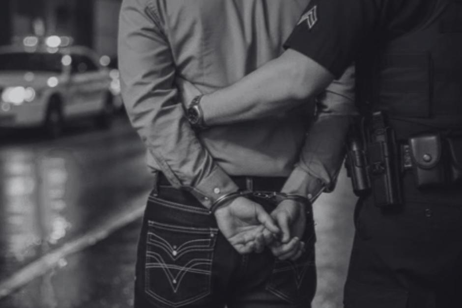 Un adulto y un menor fueron detenidos tras realizar un ataque armado y permanecer en persecución policial. (Foto ilustrativa: Shutterstock)
