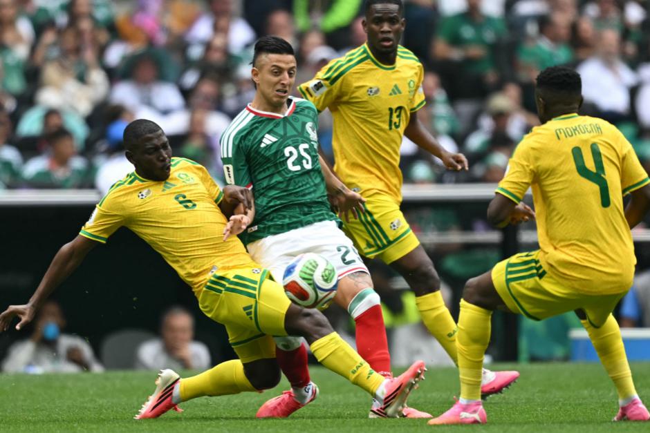 México tratará de mantener o ampliar el marcador para asegurar sus primeros tres puntos en el Mundial. (Foto: AFP)