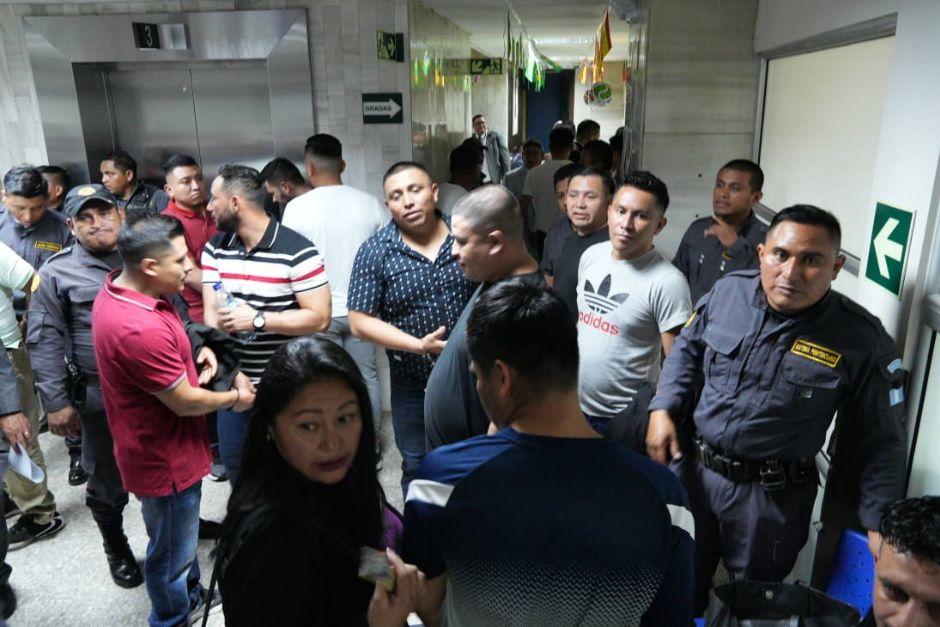Los guardias del SP señalados de facilitar la fuga a pandilleros de Fraijanes 2 se encontraban a las afueras del Juzgado Tercero, previo a suspender la audiencia. (Foto: Wilder López/Soy502)