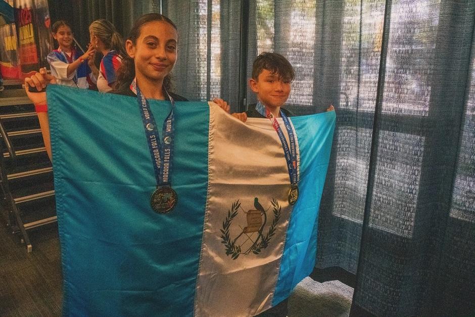 Con orgullo María Andrée Robles porta siempre la bandera nacional, especialmente luego de ganar una medalla. (Foto: Cortesía WKC Guatemala)