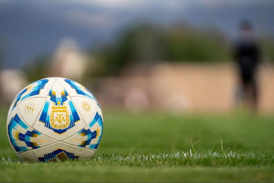 Un juzgado en Guatemala ordenó el bloqueo nacional de 13 sitios web y servicios IPTV por la retransmisión ilegal de fútbol, afectando los derechos de autor del Mundial. (Foto: Cortesía / Soy502)