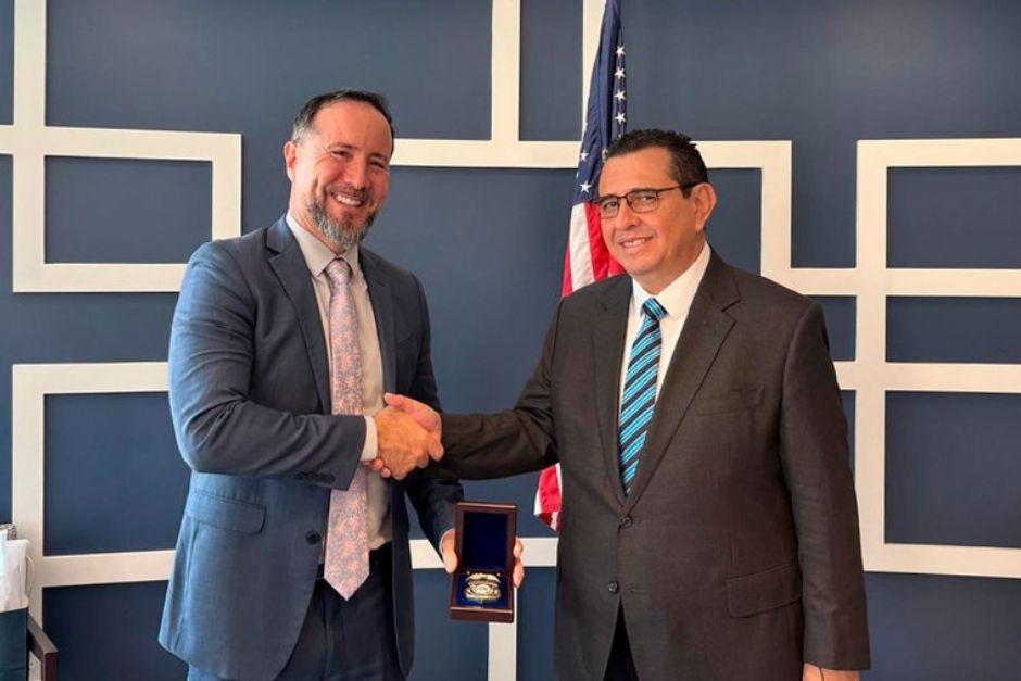 García Luna junto al Director Asistente de Operaciones Internacionales del Homeland Security Investigations , Ricardo Mayoral. (Foto: MP/Soy502)