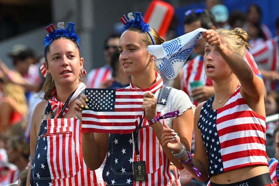 Aficionadas estadounidenses se dieron cita en el Estadio de Los Ángeles para el debut de su selección ante Paraguay. (Foto: AFP)