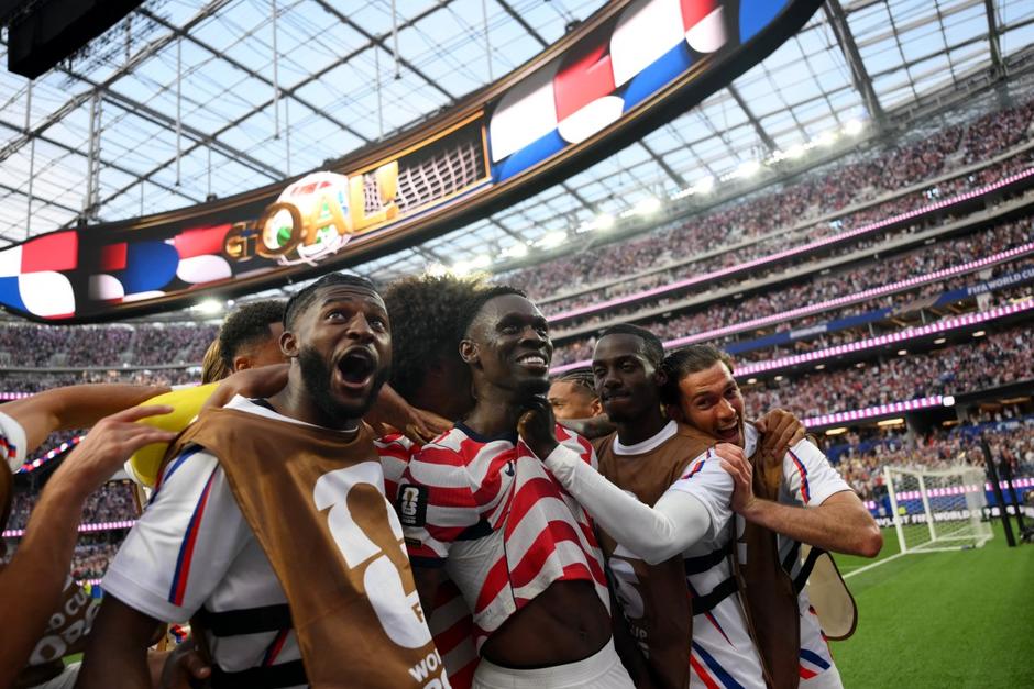 Folarin Balogun festeja con sus compañeros en una noche soñada en el Estadio de Los Ángeles. (Foto: AFP)