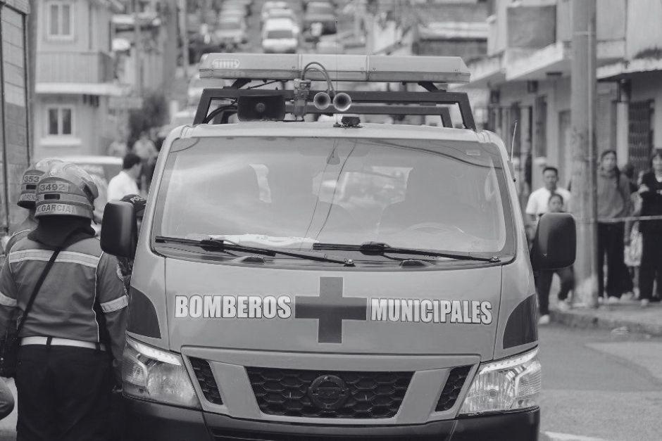 Tres personas a bordo del transporte fueron víctimas de un ataque armado ocurrido contra un camión repartidor. (Foto: Bomberos Municipales)