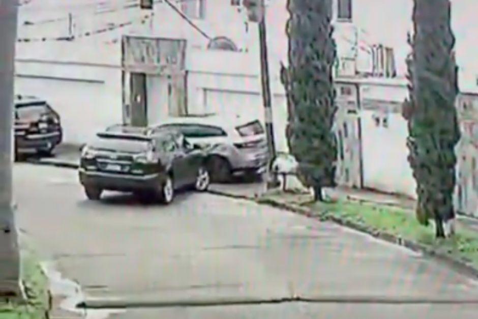Una mujer fue la responsable de causarle daños materiales a más de 10 vehículos en Honduras. (Foto: Captura de video)
