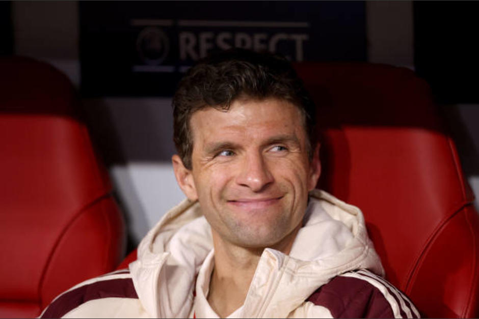 Thomas Müller utilizó un cartón que simulaba ser un sombrero de charro durante el partido de México ante Sudáfrica. (Foto: Redes sociales)