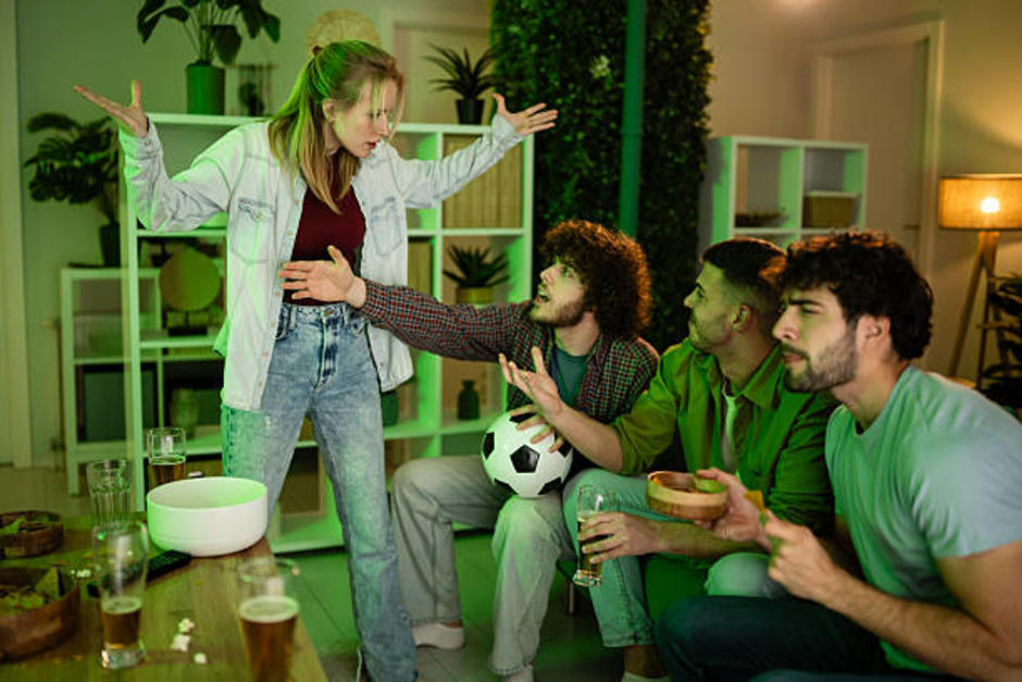 El ambiente futbolero también puede conllevar a discusiones y violencia familiar. (Foto ilustrativa: iStock)