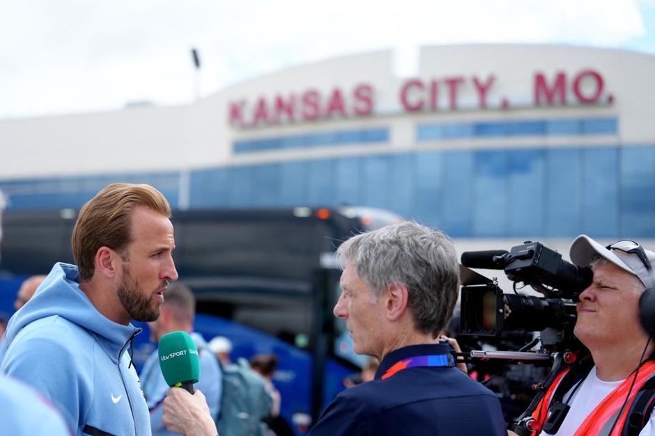 Harry Kane conversa con los medios de comunicación, tras la llegada de Inglaterra a Kansas. (Foto: AFP)