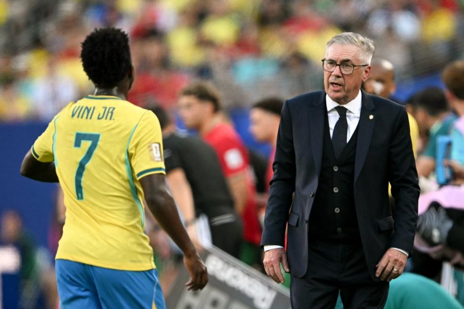 Ancelotti, habla con Vinicius durante el partido entre Brasil y Marruecos. (Foto: AFP)