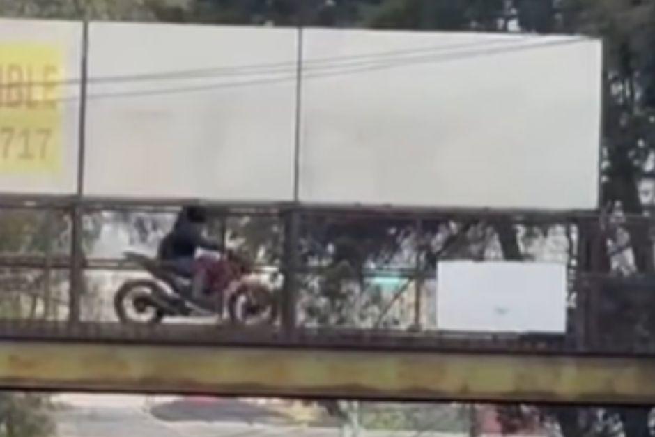 El conductor subió a la pasarela para atravesar el tránsito. (Foto: captura de video)