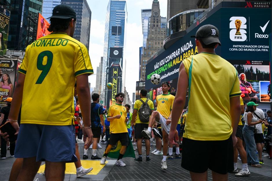 La afición del pentacampeón del mundo acompaña a su selección y han convertido esta plaza en una fiesta verde amarilla. (Foto: AFP)