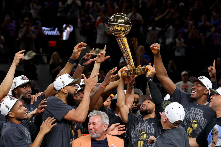 El trofeo Larry O'Brien regresó a la Gran Manzana 53 años después. (Foto: AFP)