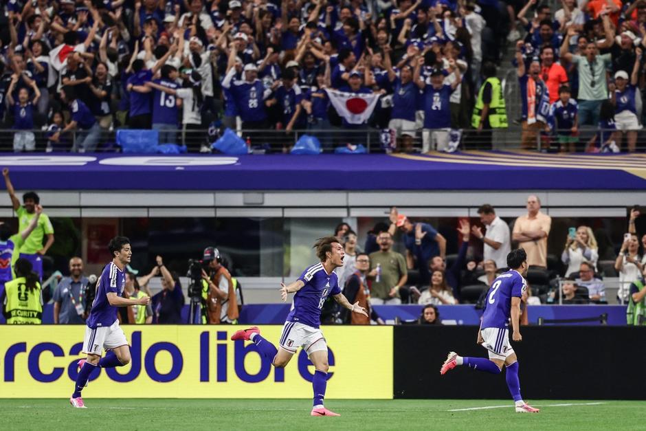 Los jugadores japoneses celebran el gol del empate ante Países Bajos en el Mundial 2026. (Foto: AFP)
