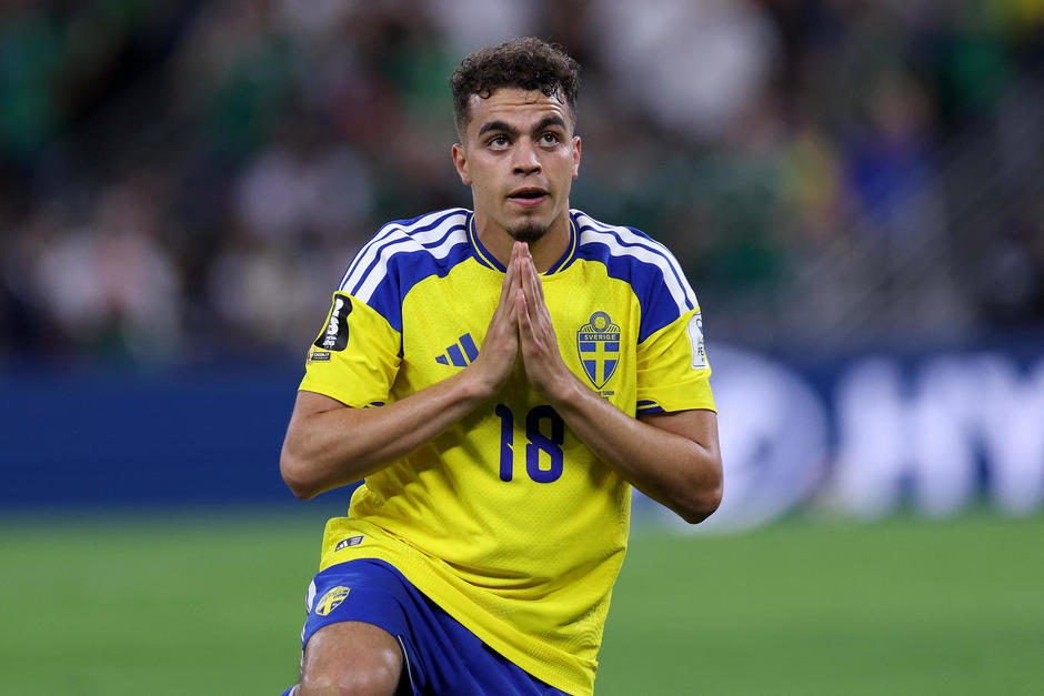 Yasin Ayari pide perdón después de marcar su primer gol ante la selección de Túnez en el Mundial 2026. (Foto: AFP)