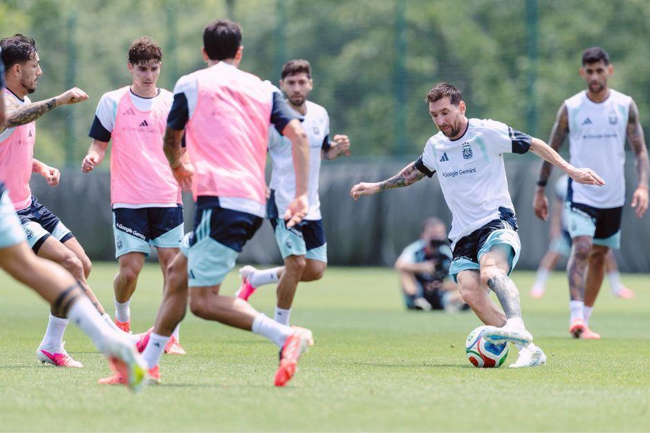 Lionel Messi trabaja al ritmo de sus compañeros y sería titular en el estreno de los campeones mundiales. (Foto: AFA)