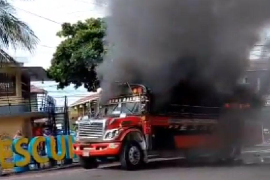 El bus quedó consumido por la magnitud del incendio. (Foto: captura de video)