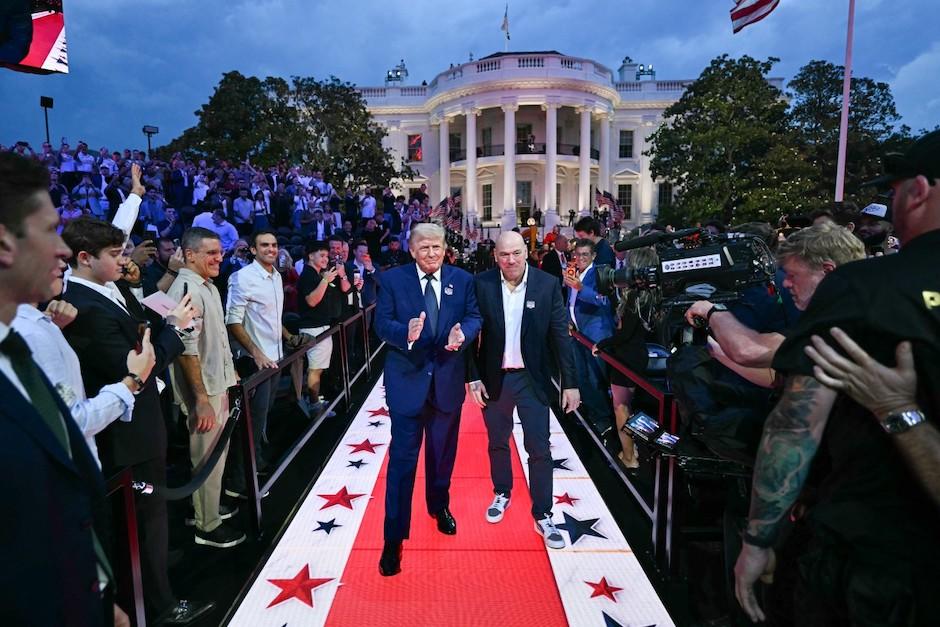 El evento de artes marciales mixtas por el cumpleaños del mandatario se realizó en el jardín sur de la Casa Blanca en Washington, D.C (Foto: AFP)
