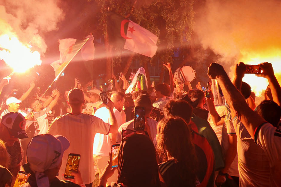Afición de Argelia celebra su clasificación al Mundial 2026. (Fotografía por: Ana Lucía Castillo / Soy502)