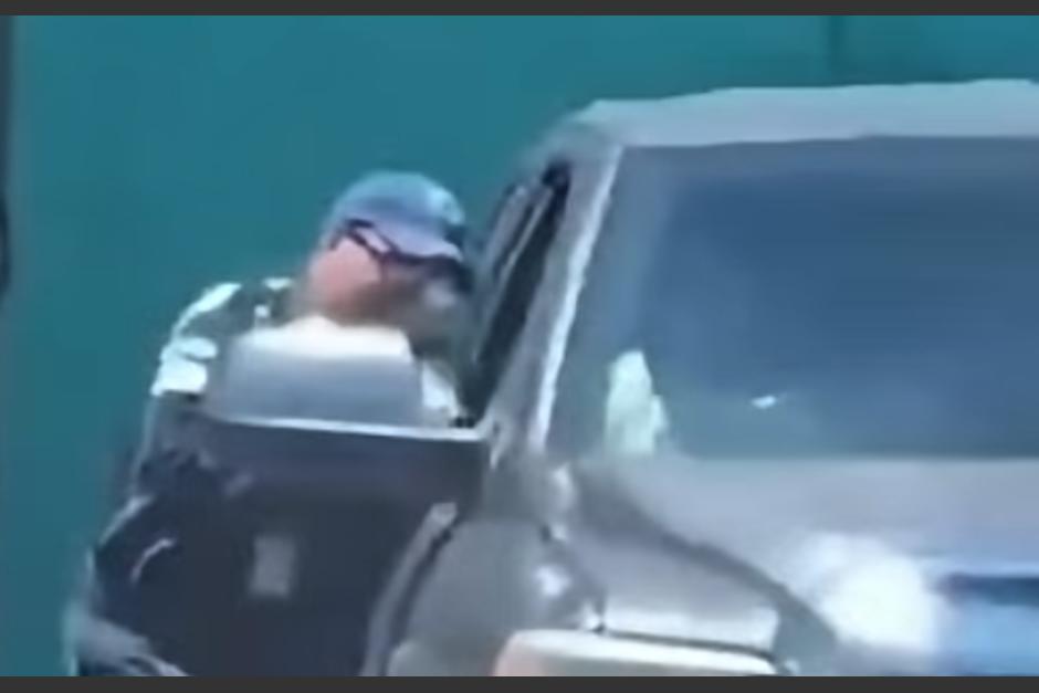 El agente se aferró al auto para no caer. (Foto: captura de video)