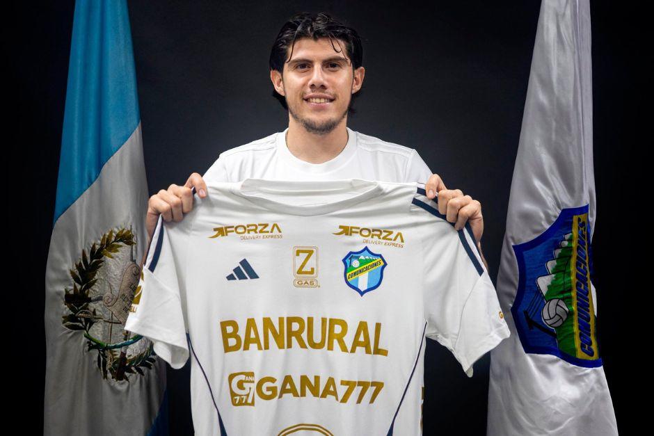 Jonathan Moncada ya posó con los colores de Comunicaciones luego de firmar su contrato. (Foto: CFC)