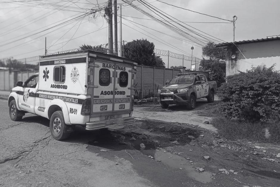 El cuerpo fue hallado en una calle de terracería en la zona 4 de Villa Nueva. (Foto: Asonbomd)