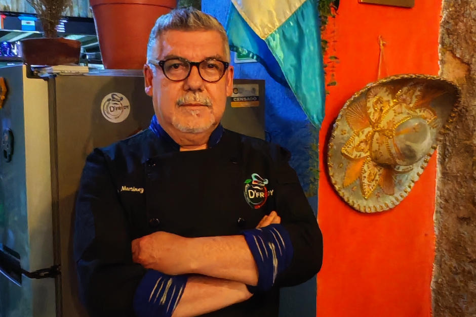 Fredy Martínez, propietario de “Los tres sabores de Fredy”. (Fotografía por: Ana Lucía Castillo / Soy502)