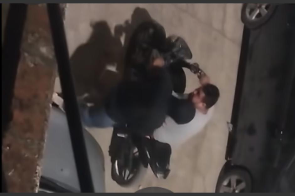 Los sujetos destruyeron el auto y luego huyeron del lugar. (Foto: captura de video)