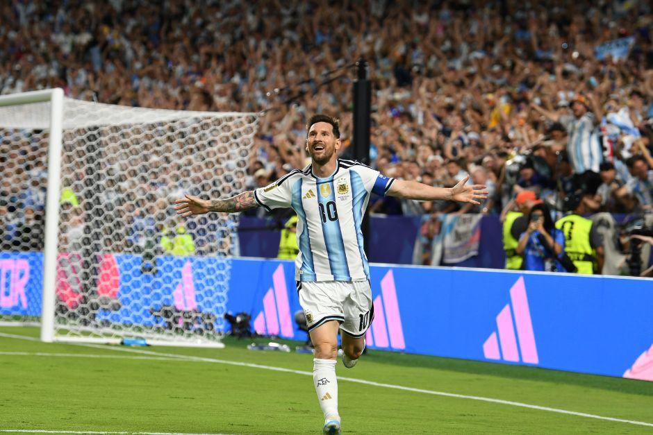 El 10 abre los brazos y el mundo del futbol lo celebra. (Foto: Rudy Martínez)