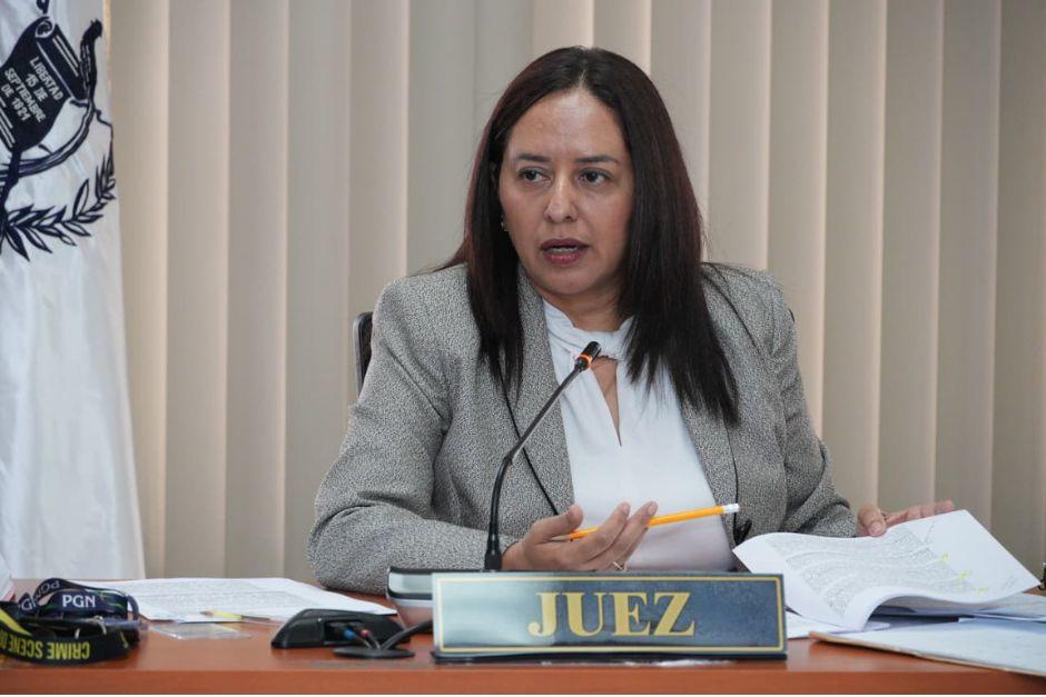 La jueza Carol Berganza aceptó la totalidad de la prueba presentada por el MP en contra de Ruth Noemí López, vinculada en los ataques a la PNC en el mes de enero. (Foto: Wilder López/Soy502)