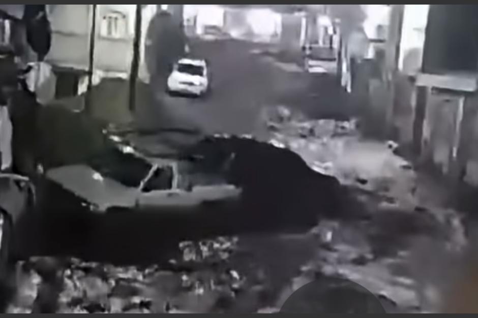 Las grandes correntadas arrastraron varios autos. (Foto: captura de video)