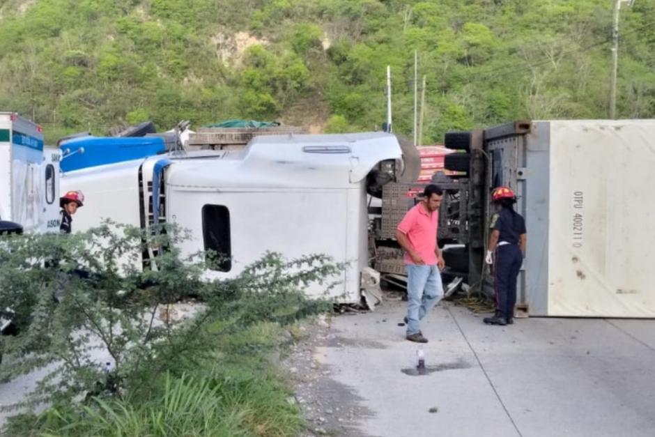 El vehículo obstruye el carril izquierdo en ambos sentidos de la carretera. (Foto: ASONBOMD)