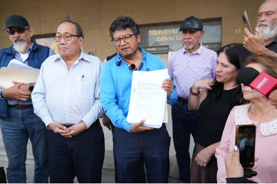 El abogado Aníbal García, de la agrupación USAC-DIRE, informó que fueron presentadas cinco acciones de amparo para evitar la toma de posesión de Walter Mazariegos como rector de la USAC, por no contar con finiquito. (Foto: Wilder López/Soy502)