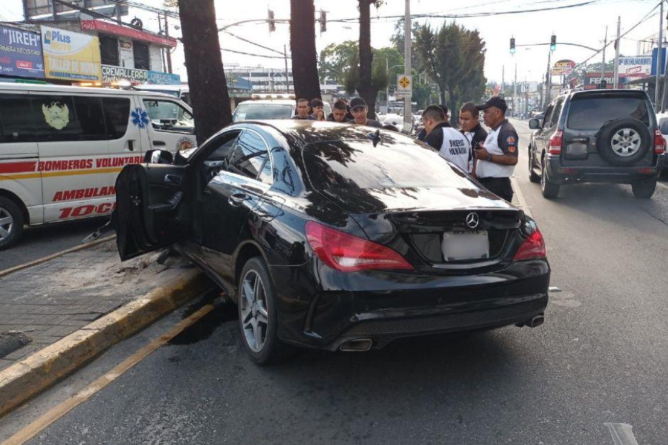 El vehículo terminó empotrado sobre el arriate central de la Calzada San Juan. (Foto: PMT)