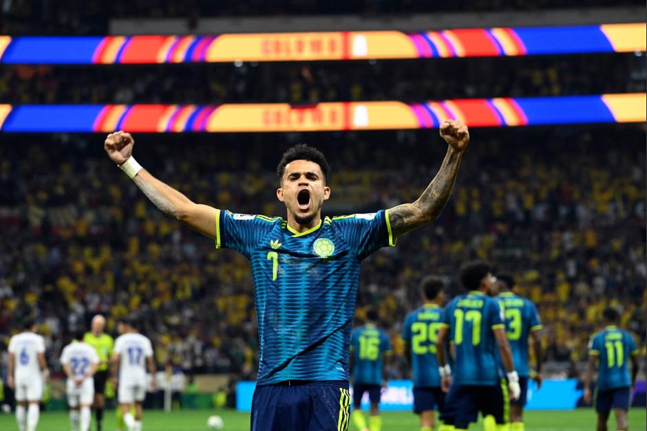 Luis Díaz festeja después de anotar el segundo gol de Colombia ante Uzbekistán, y el primero en su cuenta en Mundiales. (Foto: AFP)