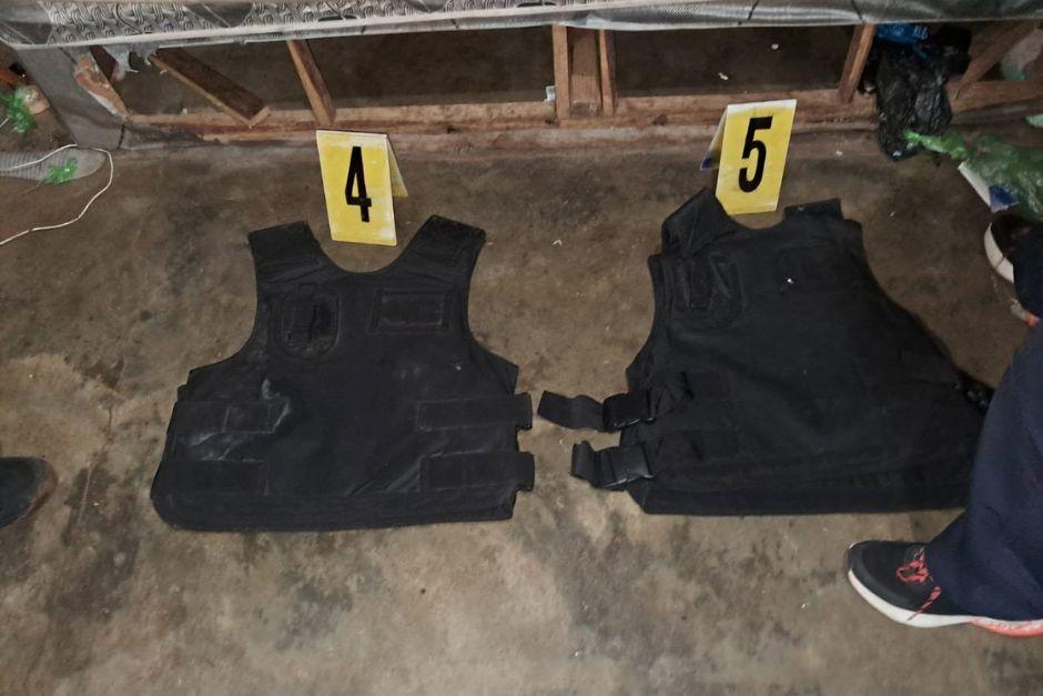 En una guarida del Barrio 18 donde se efectuaron las detenciones, también fueron halladas armas y chalecos antibalas. (Foto: PNC)