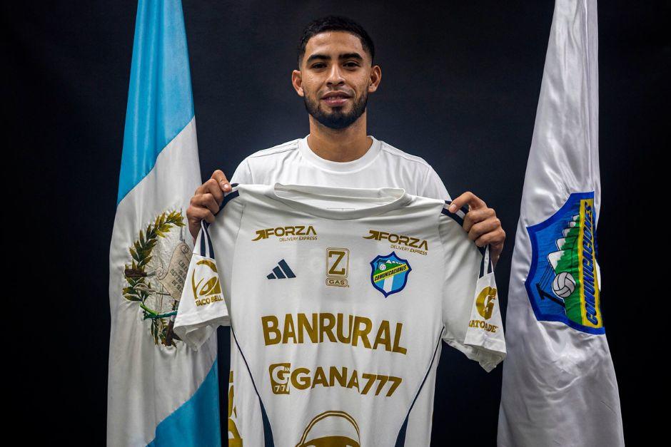 El delantero nacional posó con la camiseta blanca tras firmar su contrato. (Foto: Cremas oficial)