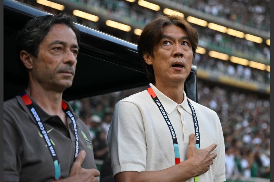 Hong Myung-bo, técnico de Corea del Sur, durante el partido ante México disputado en el Estadio de Guadalajara. (Foto: AFP)