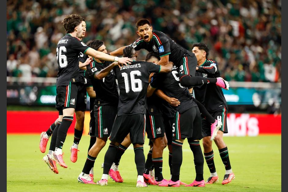 Los jugadores mexicanos celebran el gol de Romo, que significó el triunfo para México. (Foto: AFP)