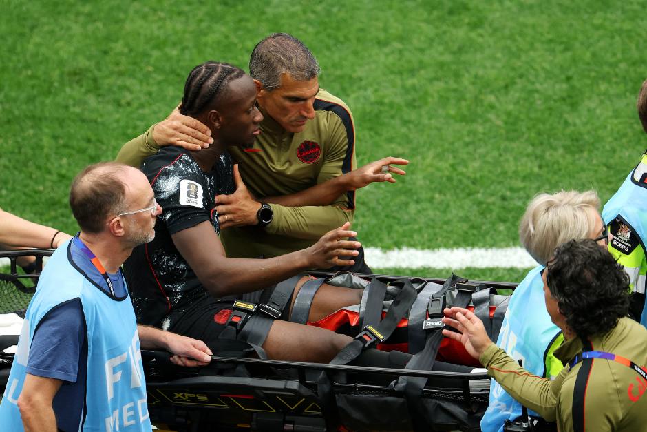 Koné se fue consciente, saludando a la afición, que le aplaudió mientras lo retiraban del terreno de juego en camilla y con la pierna izquierda inmovilizada. (Foto: AFP)