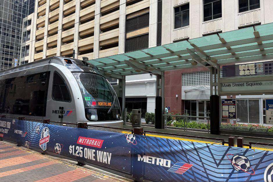 Una vista del paso del MetroRail en medio de la gran ciudad texana. (Foto: Pedro Mijangos)