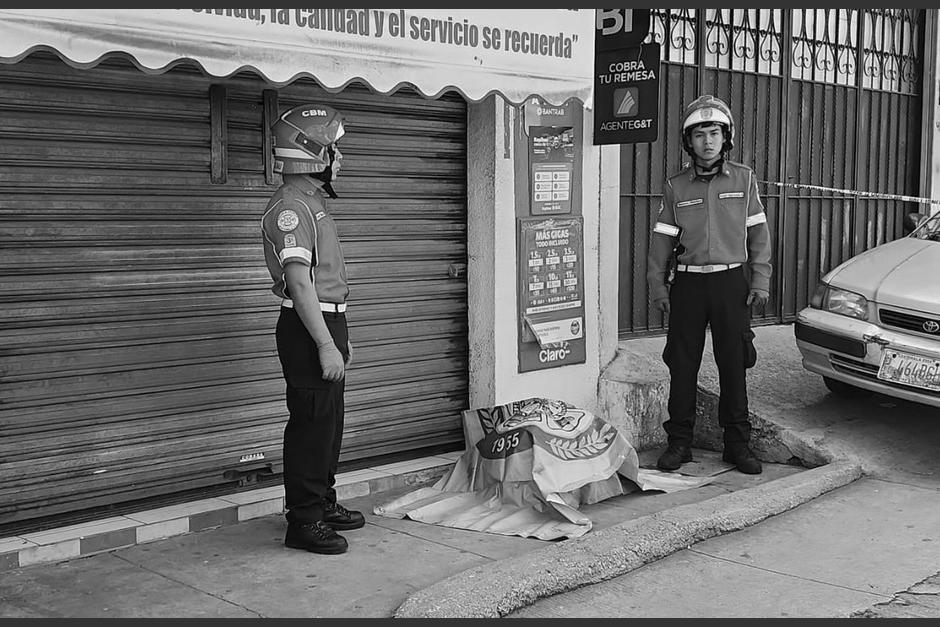 El cuerpo fue localizado envuelto en sábanas frente a la vivienda. (Foto: Jorge Senté/colaborador)