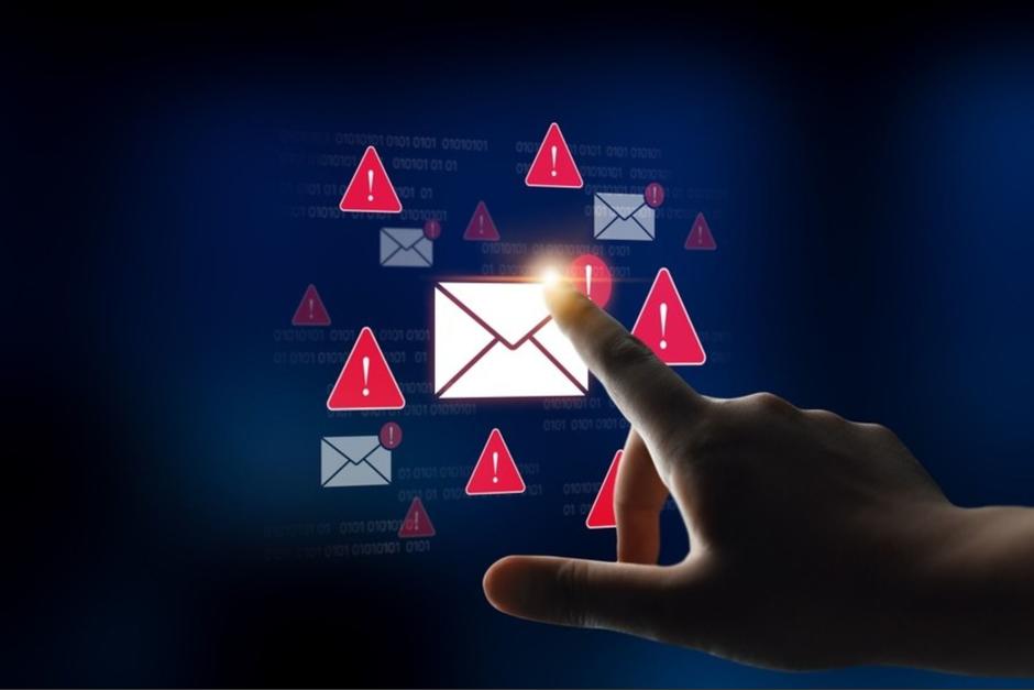Especialistas en ciberseguridad recomiendan verificar siempre el remitente y evitar abrir enlaces sospechosos que soliciten datos personales o bancarios. (Foto: Shutterstock / Soy502)